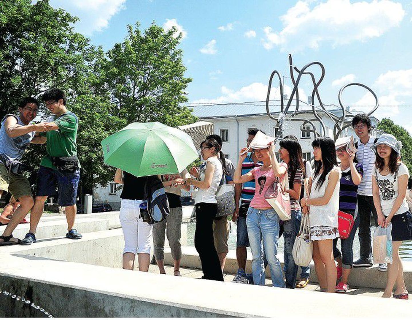 Nanjingi Southeasti ülikooli meditsiinitudengitele on suveülikool korraga töö ja lõbu. Mitmesuguste meditsiinialaste tegevuste vahepeal on neil ka piisavalt aega, et linnaga tutvuda ja suvest rõõmu tunda. Ling Long (pildil vasakult esimene) ja Feiran Wei (rohelises särgis) sisustasid vaba aega sõpradele meeleoluka ja võitlusliku etenduse andmisega.