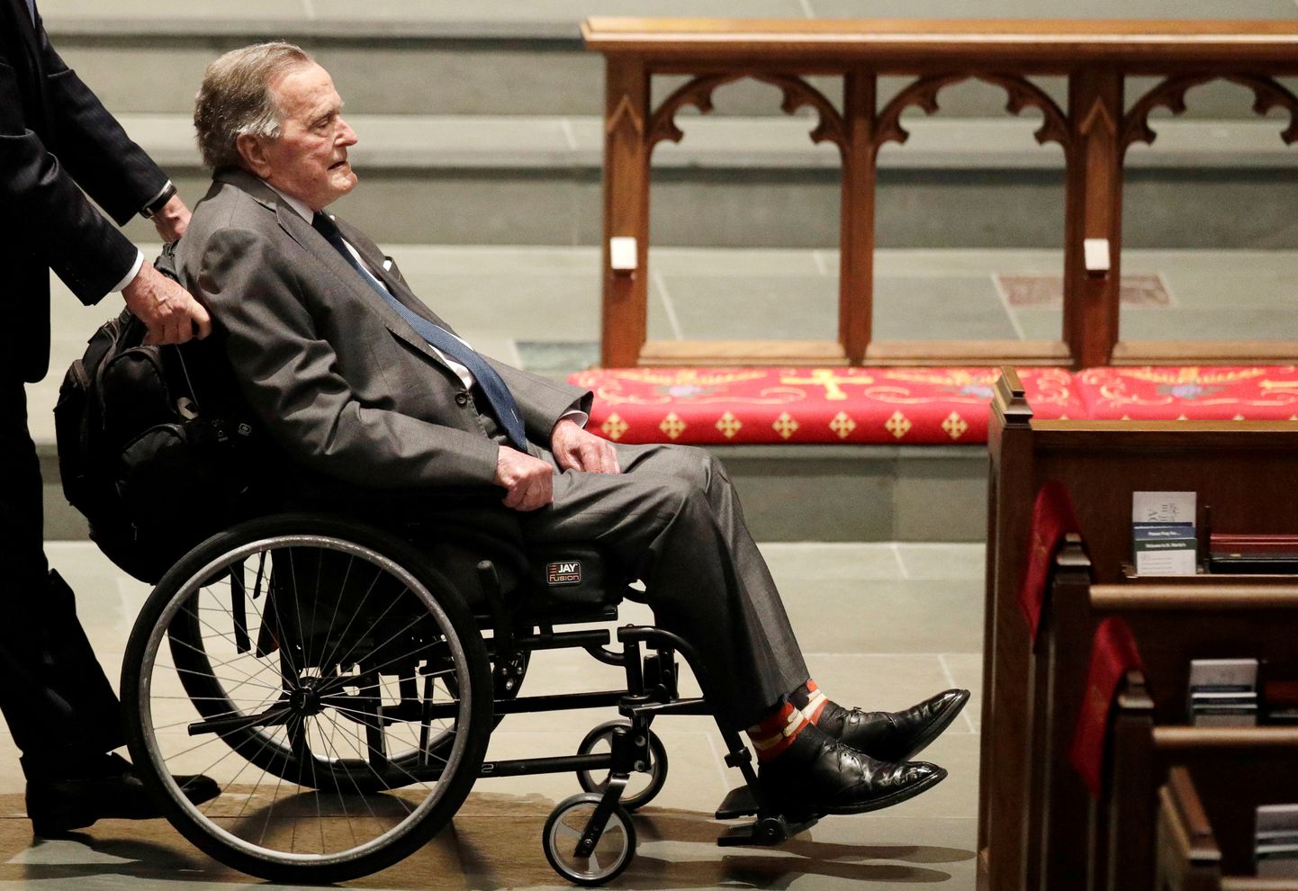 USA endine president George H.W. Bush saabumas laupäeval Houstoni St. Martini Episkopaalkirikusse oma abikaasa Barbara ärasaatmisele.