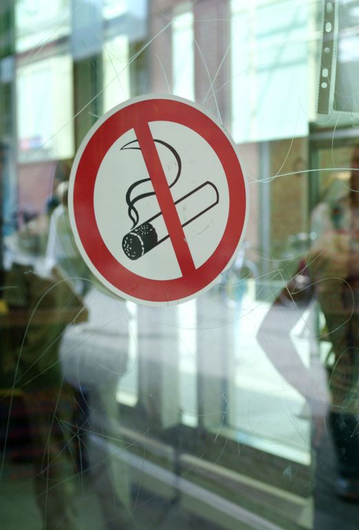 Suitsetamiskeeldu tähistav märk restoranis