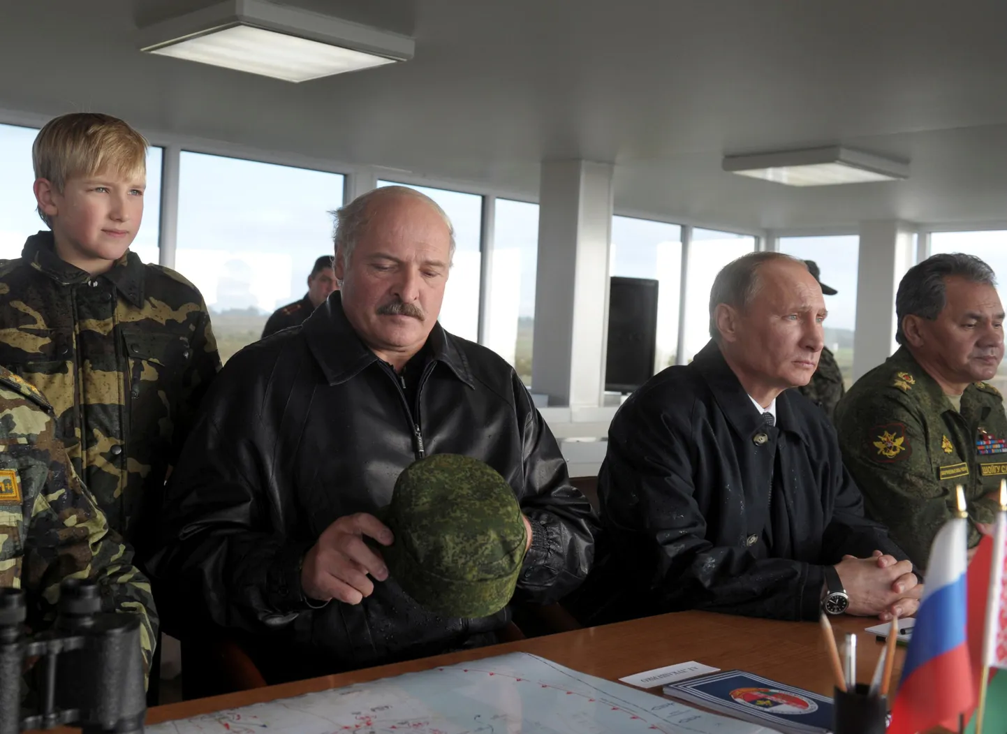 Александр Лукашенко, его сын Николай, Владимир Путин и Сергей Шойгу на учениях "Запад-2013".