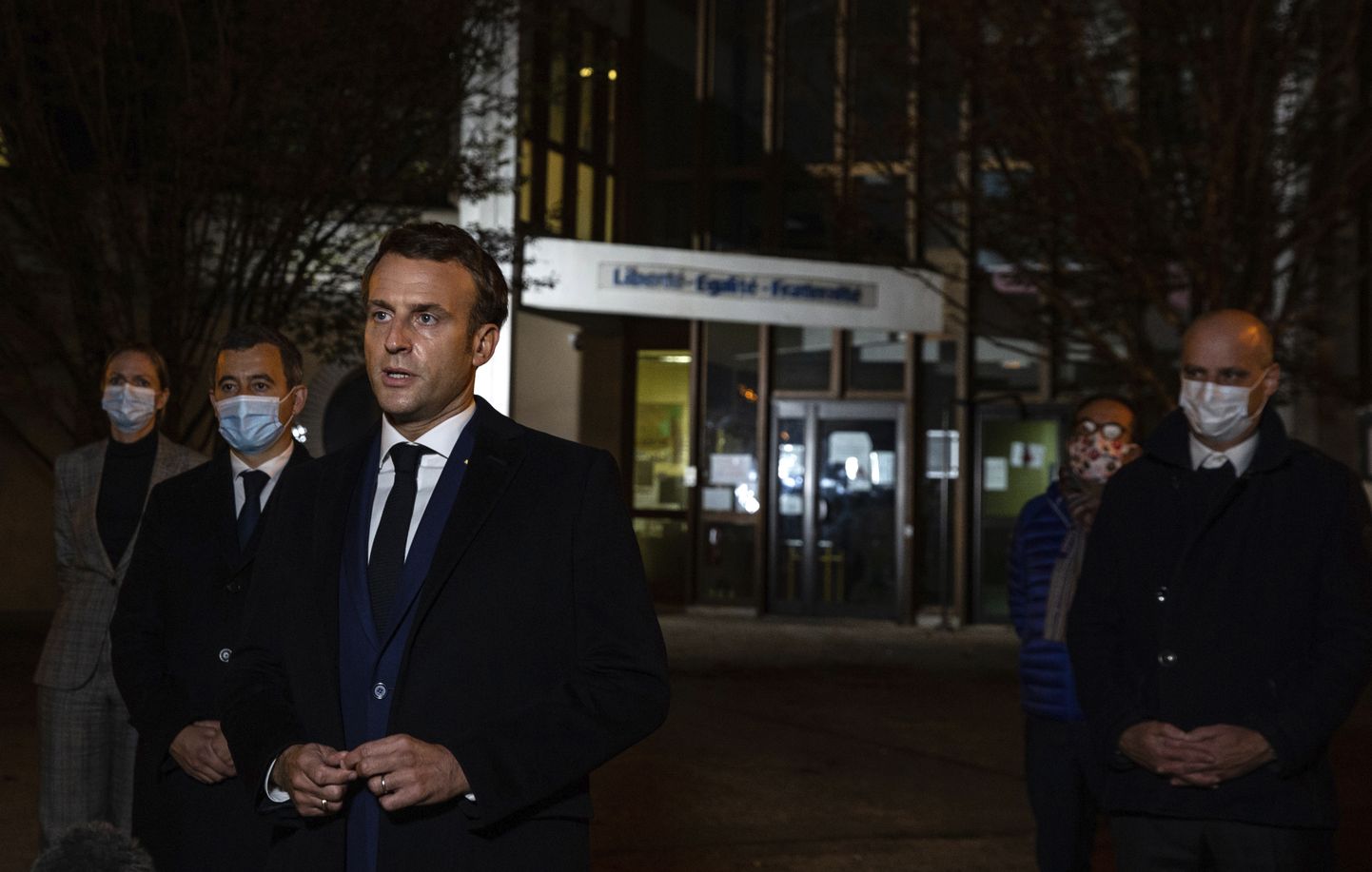 Prantsusmaa president Emmanuel Macron siseminister Gerald Darmanini ja haridusminister Jean-Michel Blanquer kõnealuse kooli ees intervjuud andmas.