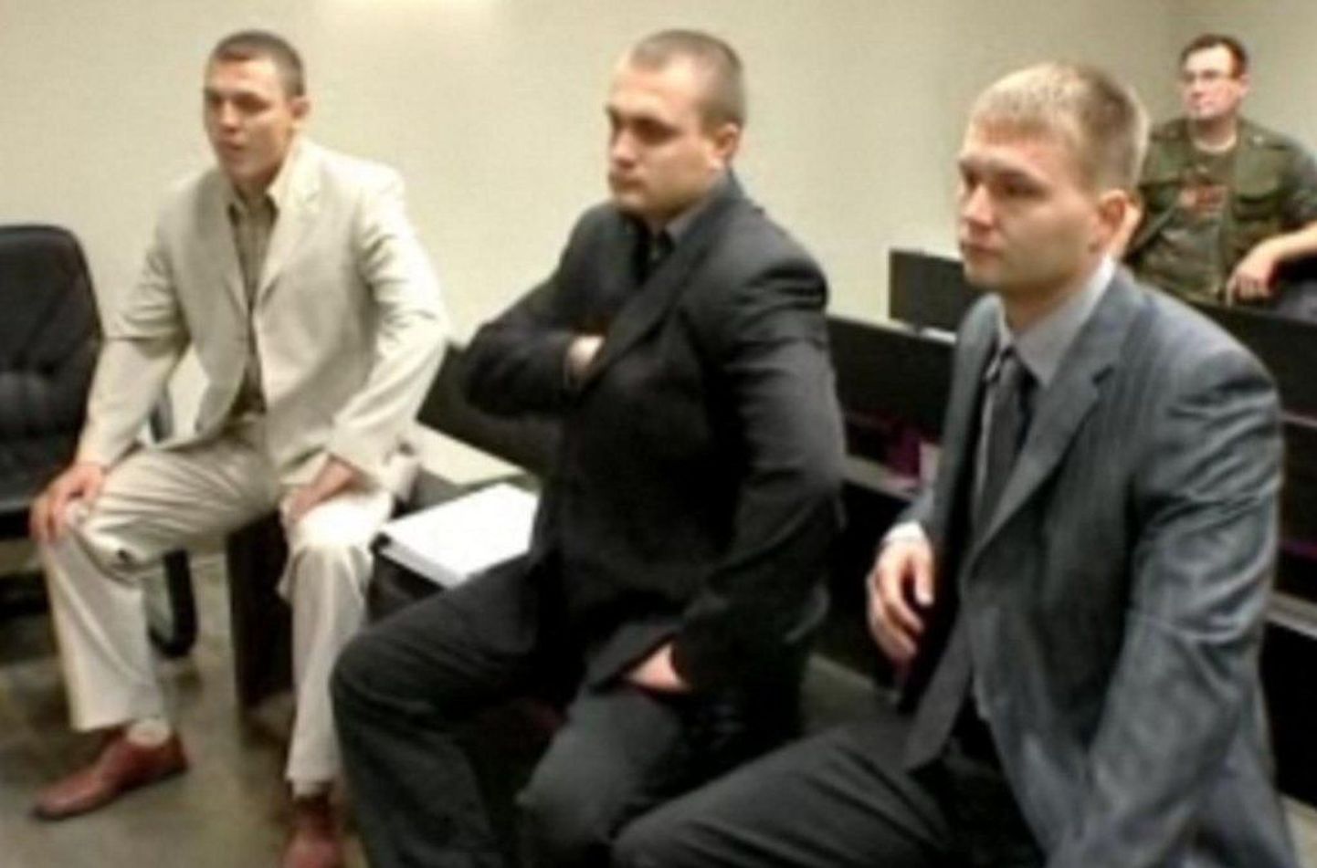 Allan Lebedev (vasakult), Indrek Niit ja Aimar Tõnts on kohtu all ärimees Allain Karuse väidetava peksmise eest.
