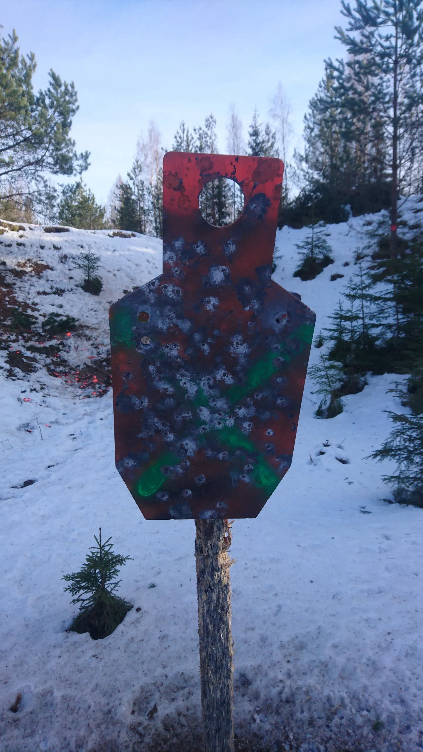 Märklaud laskepaigas. Läheduses elavate inimeste sõnul lendavad kuulid aga ka ohtlikult lähedal nende kodudele.