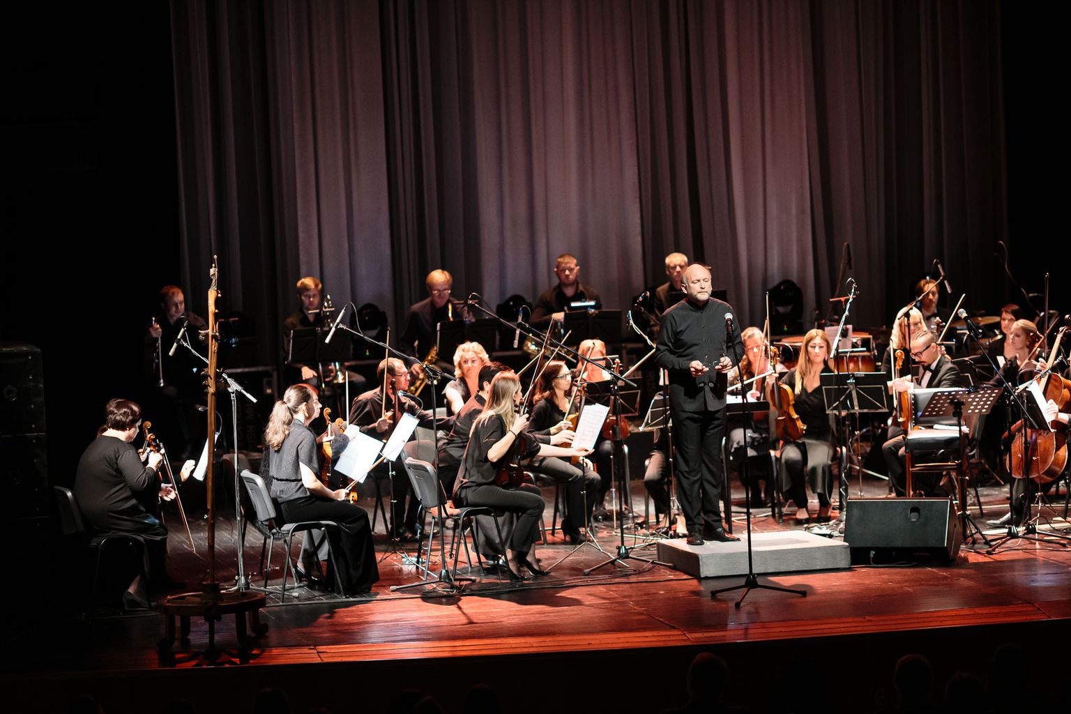 Ühes Narva sümfooniaorkestri 45 muusikuga astub eeloleval nädalavahetusel lavale kümmekond noort muusikafoorumil osalejat.