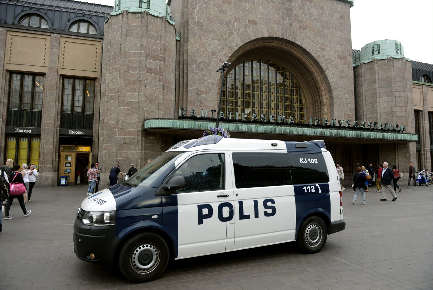 Soome politseipatrull Helsingi pearaudteejaama ees.