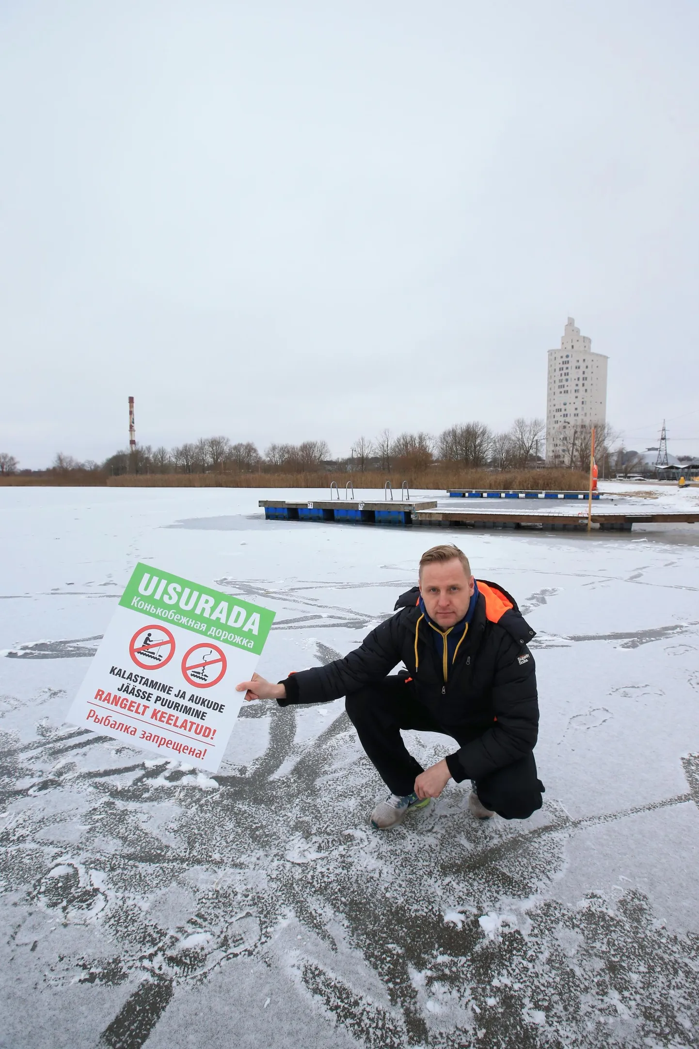 Tartlastele uisuraja tegija Riho Kollist seab täna Anne kanalile paika sildid, mis keelavad seal jäässe aukude puurimise ja kalapüügi.