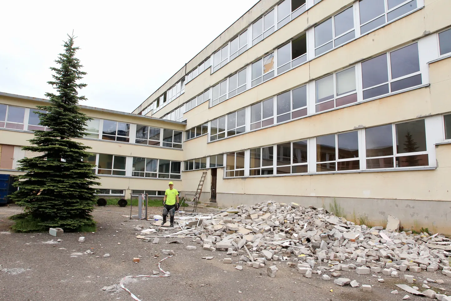 Ehitusmeestel jagub Raatuse kooli juures tegevust tuleva suveni. Sestap peab koolipere tänavusel õppeaastal hakkama saama asenduspindadel.