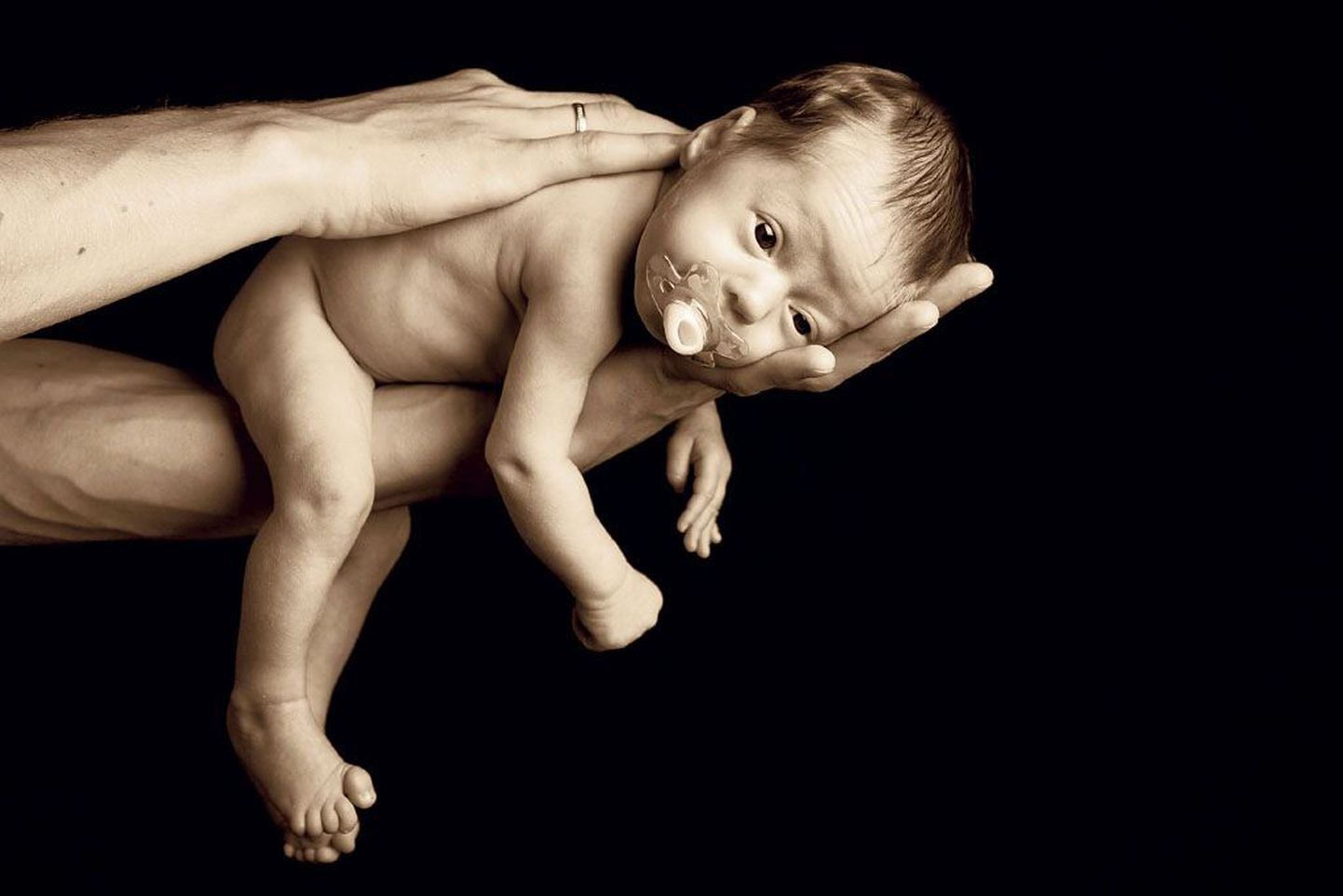 Parimaks fotoseeriaks valitud piltidel võlub vaatajaid umbes kuuvanune beebi.