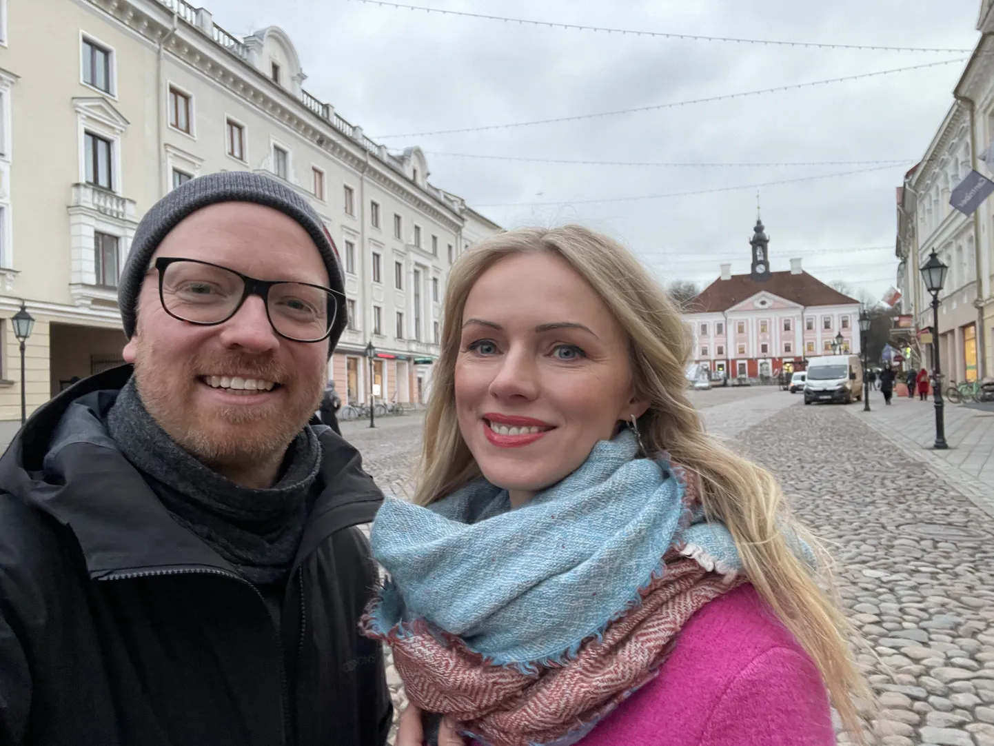 Saatejuht Mart Normet ja poetess Kristiina Ehin.