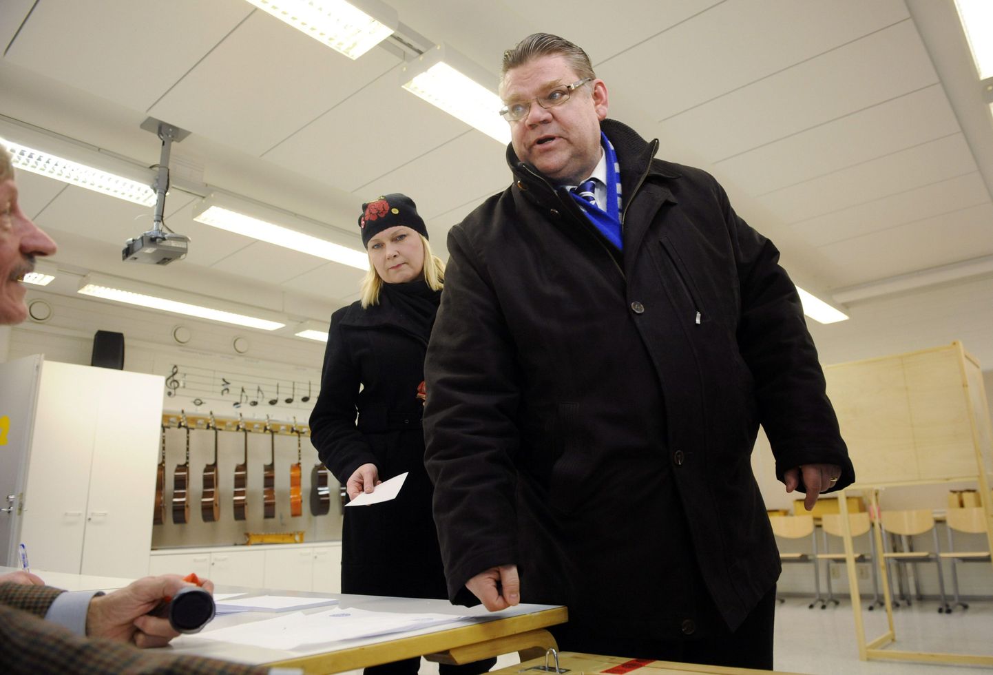 Timo Soini koos abikaasa Tiinaga käis hääletamas ühes Espoo koolis asuvas jaoskonnas.