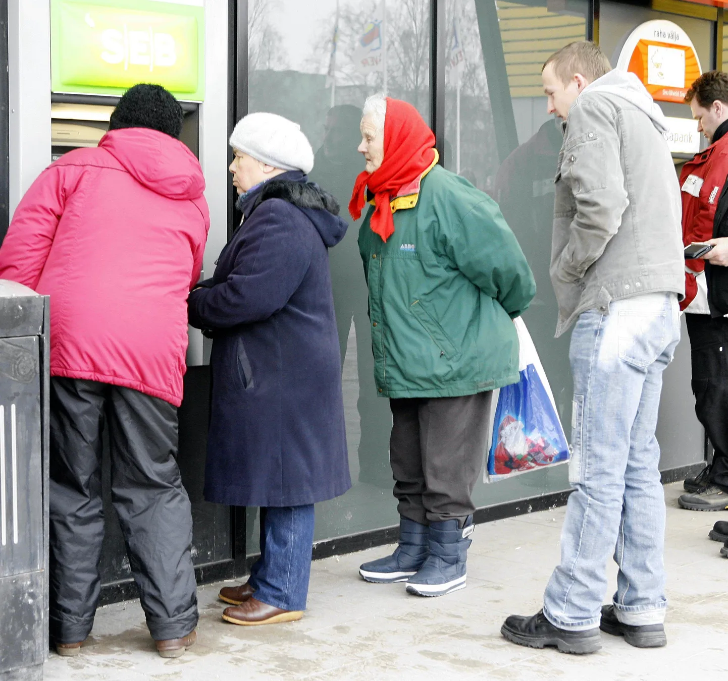 Paljud pensionärid pidid selle kuu alguses postiljoni ootamise asemel ise pangaautomaadist pensioni välja võtma.