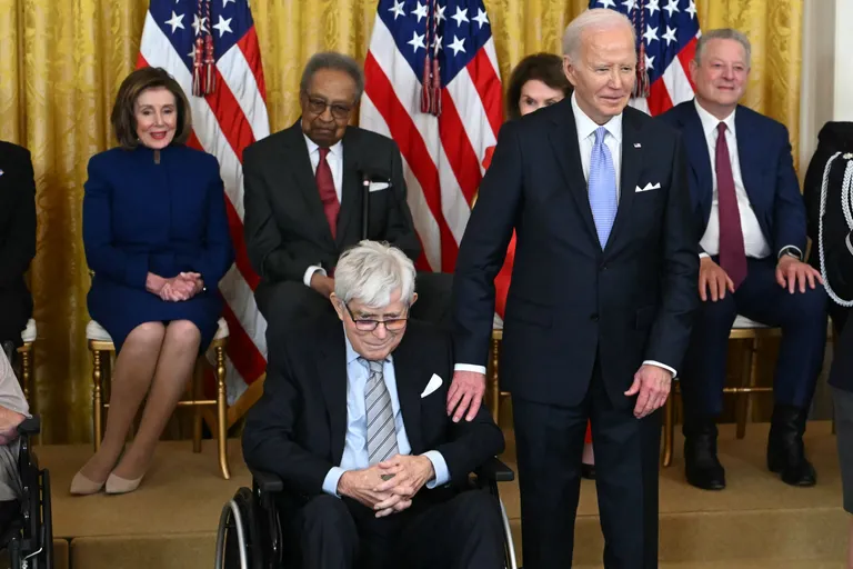 Phil Donahue pälvis Joe Bidenilt maikuus Presidendi Vabadusmedali.