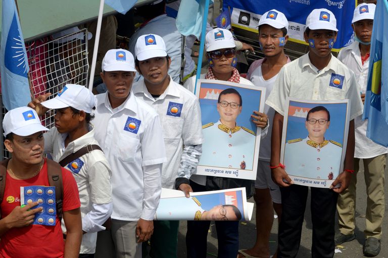 CNRPi toetajad hoiavad demonstratsioonil pilte Sam Rainsyst. / Scanpix
