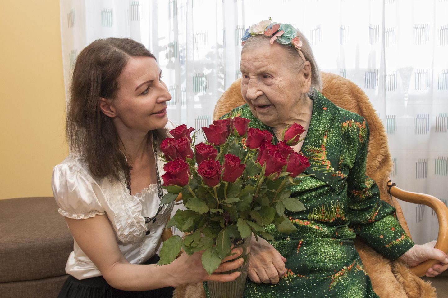 Laupäeval külalisi võõrustanud 100-aastane Ermina Nõmm oli kuraasi täis ja ütles, et ootab kõiki ka oma 200 aasta juubelile.
