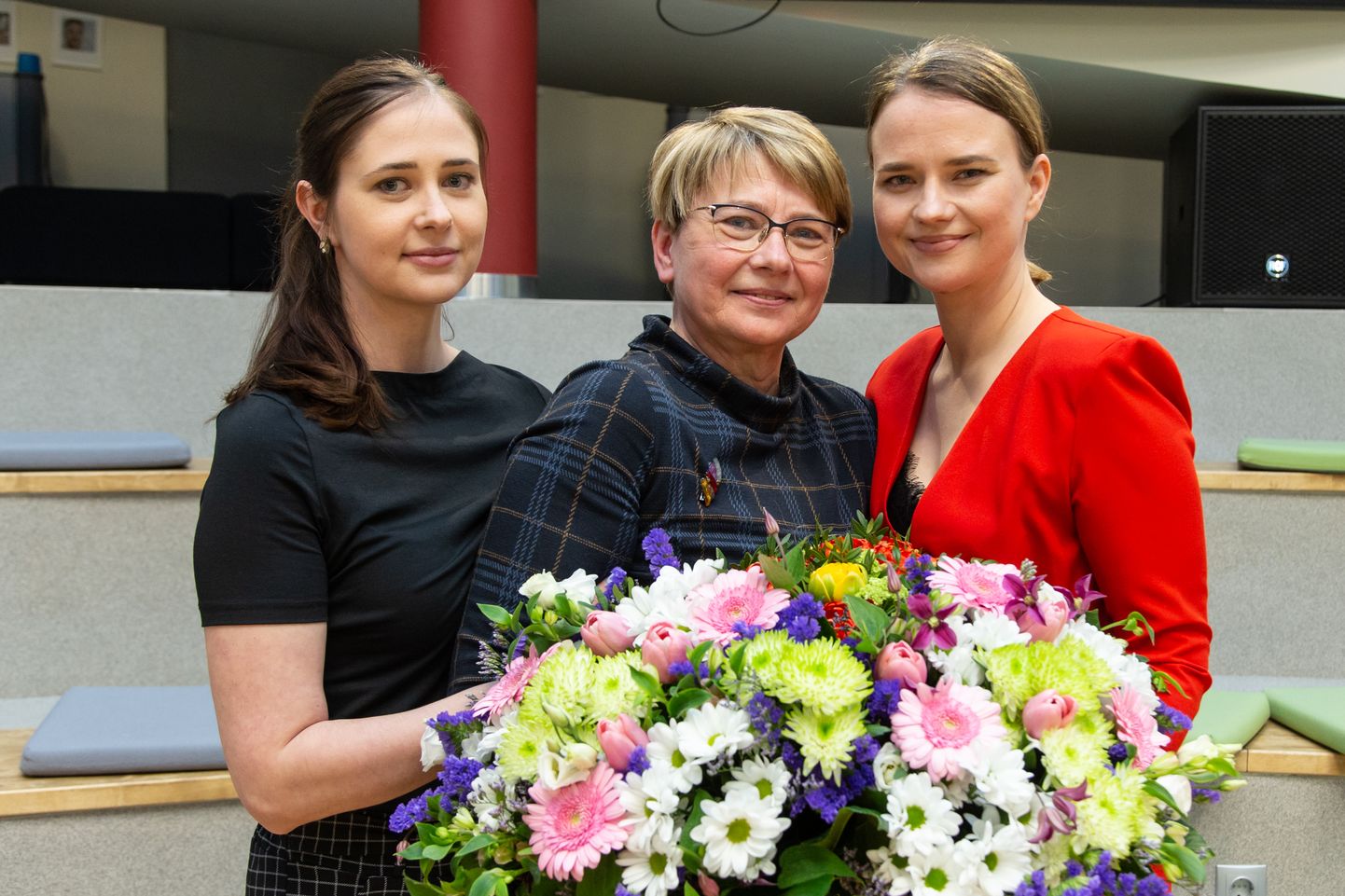 Tänavust Eesti aasta ema Ulvi Vilumetsa olid tiiitli pälvimisest teadasaamise hetkel Jõhvi gümnaasiumis õnnitlemas ka kaks tütart: Maarja Raja ja Virve Linder.