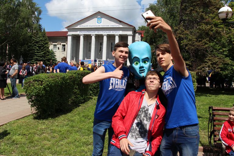 2016 год. Студенты Донецкого национального университета на празднике, посвященном Дню Европы. Этот вуз переехал из Донецка в Покровск в 2014 году.