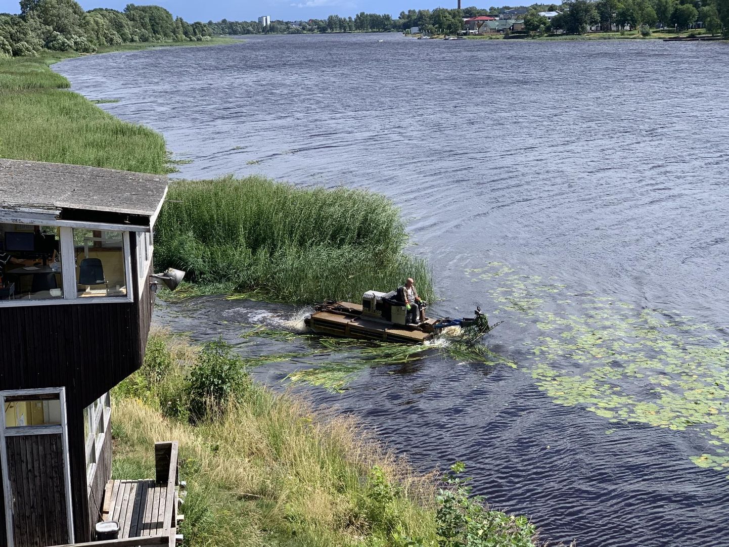 Hooldustööd Pärnu jõel.