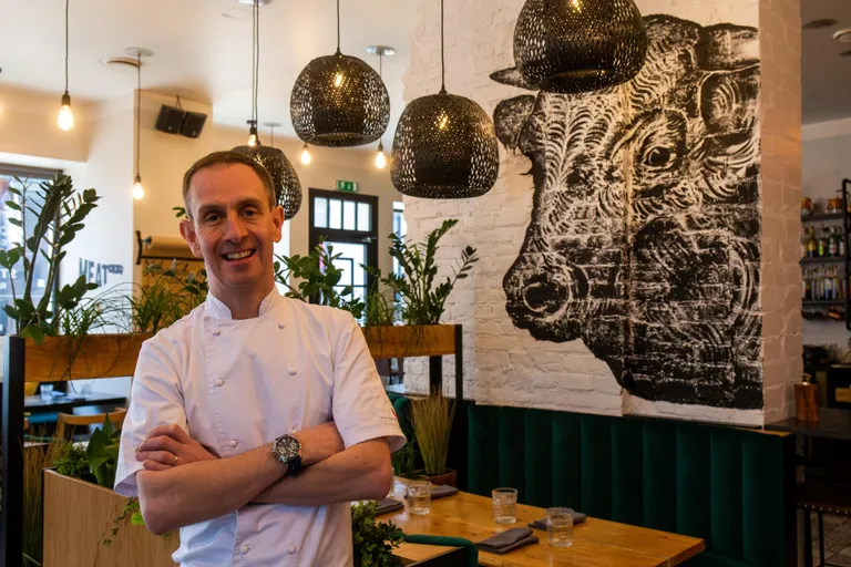 Pea 30-aastase kogemusega tippkokk Stuart Kivi-Cauldwell alustas Tartu kesklinna liharestoranis Meat Market tööd oktoobrist.