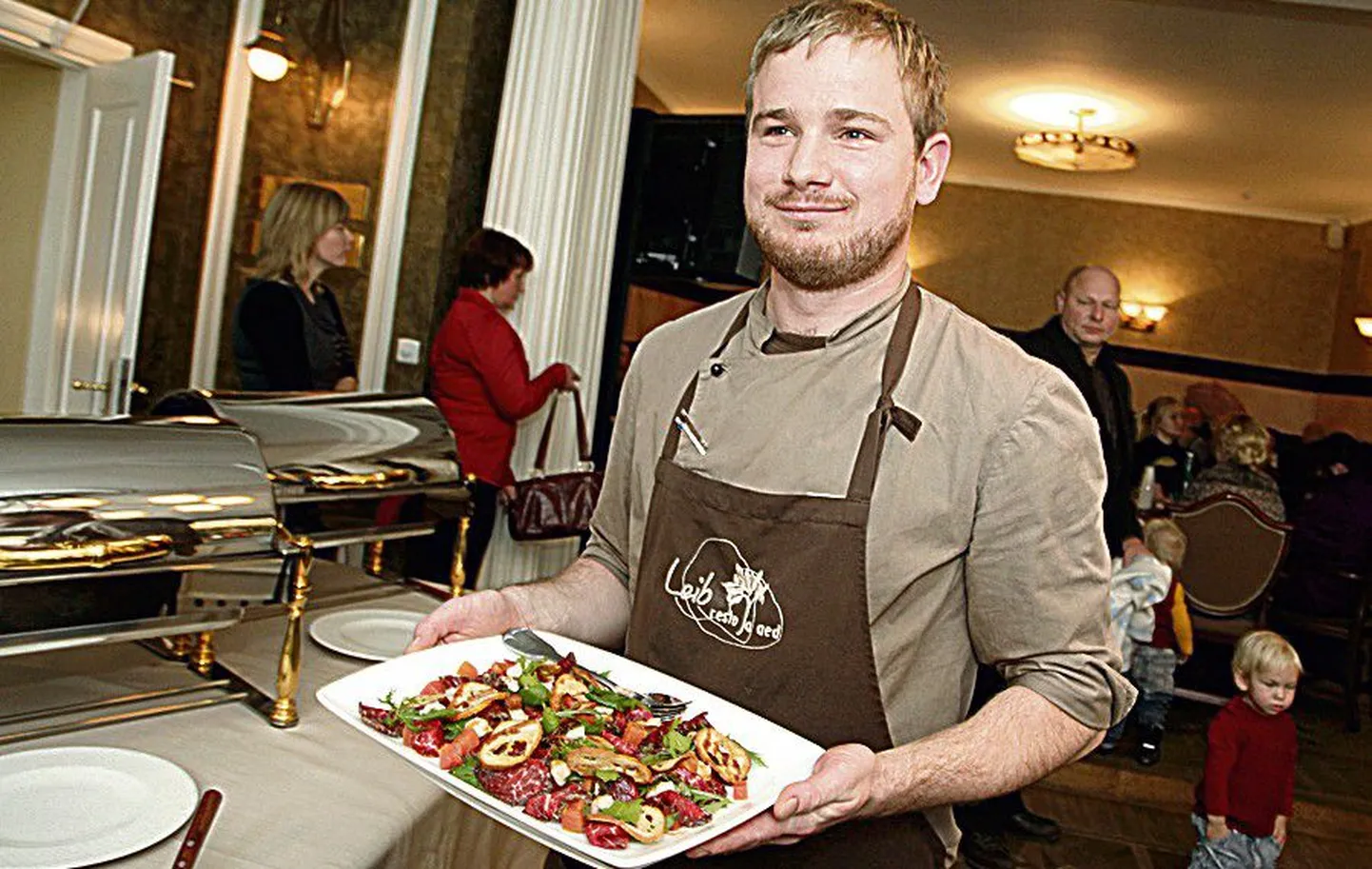 Peab lihtsast ja ausast toidust: Janno Lepik segab salatiks ka odrakruubid.