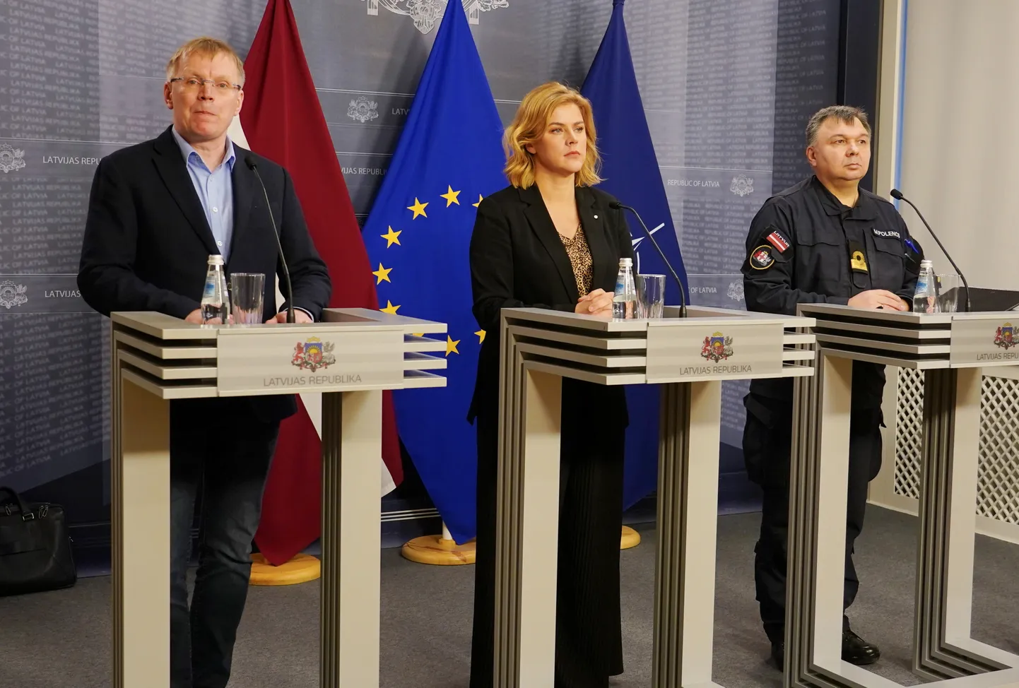 VAS "Latvijas Valsts radio un televīzijas centrs" valdes priekšsēdētājs Ģirts Ozols (no kreisās), Ministru prezidente Evika Siliņa un Nacionālo bruņoto spēku Jūras spēku komandieris Māris Polencs piedalās preses konferencē, kurā informē par konstatētiem Latvijas Valsts radio un televīzijas centra traucējumiem optiskās šķiedras sakaru tīklā posmā Ventspils–Gotlande.