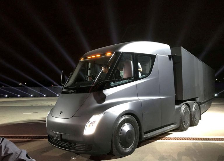 Tesla veoauto Semi suudab ühe laadimisega sõita 800 kilomeetrit.