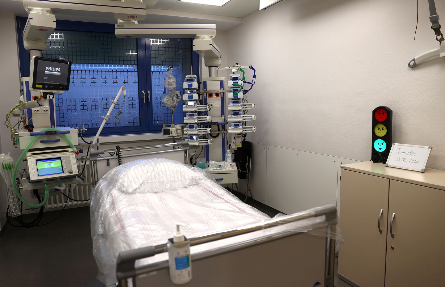 Spetsiaalse hingamisaparaadiga varustatud intensiivravi palat Saksamaal Hanaus asuvas haiglas COVID-19 patsientidele.