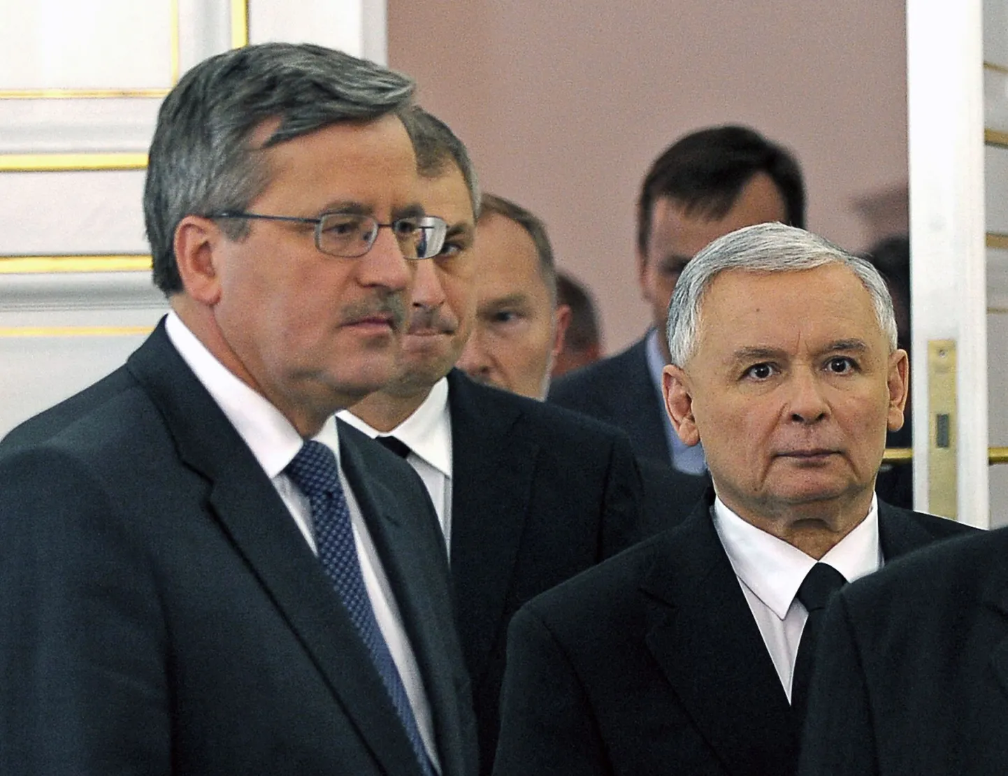 Valimiste soosik Bronislaw Komorowski (vasakul) ja Jaroslaw Kaczynski.