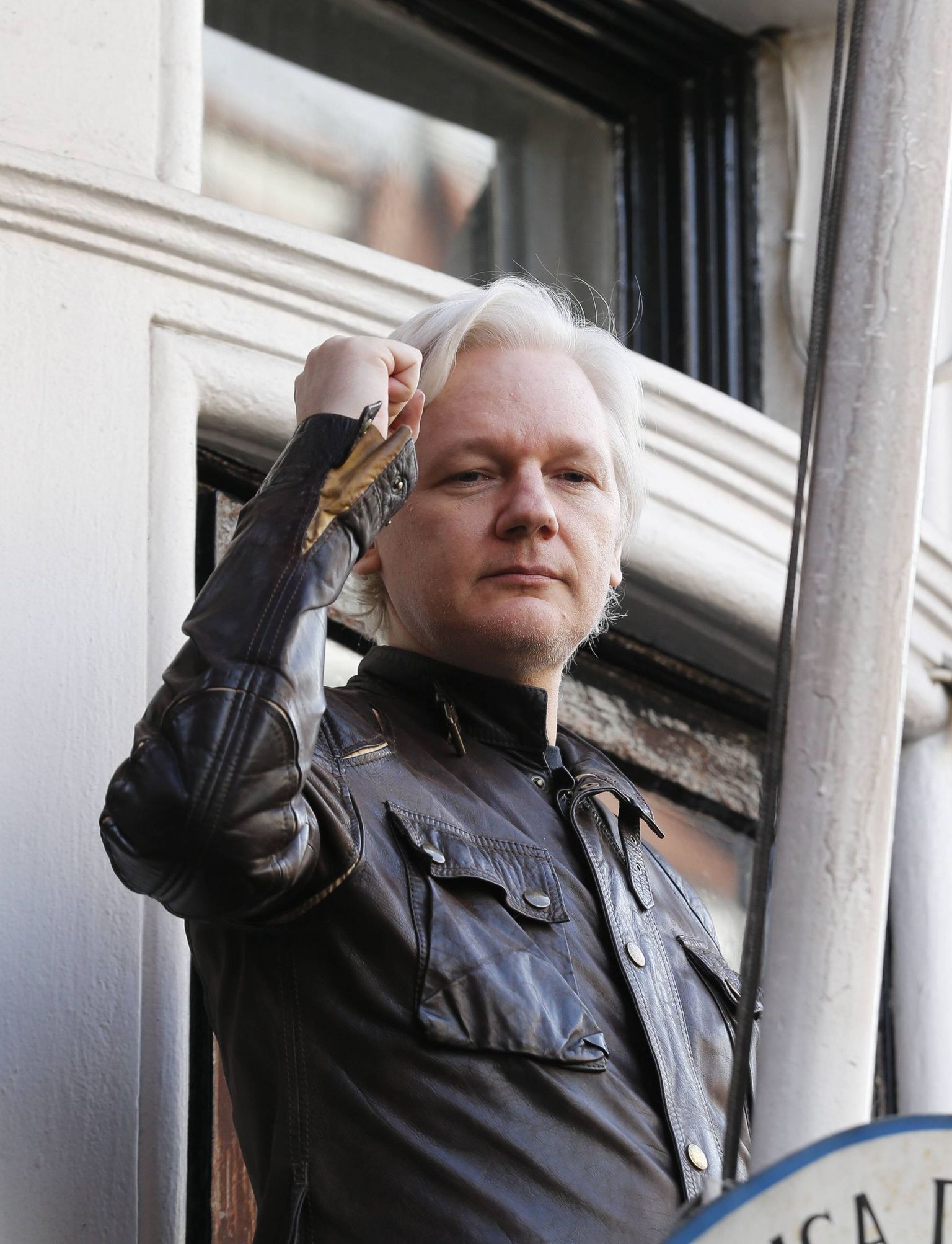Julian Assange lehvitamas Ecuadori saatkonnast.