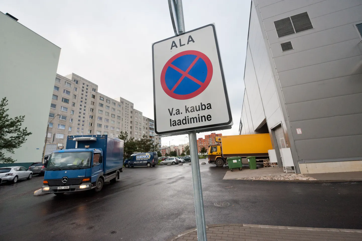 Ümera tänava Maxima poodi teenindavad kaubaautod häirivad Ümera 2 maja elanikke.