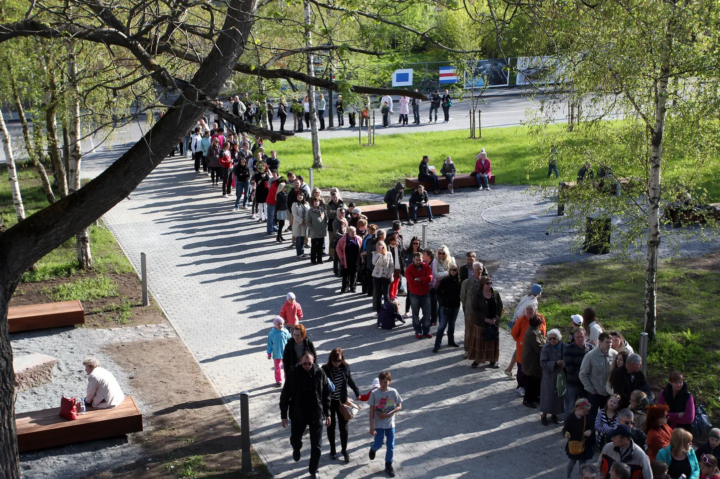 Muuseumiöö 2012. Lennusadama ukse taga oli pikk saba, sisse lasti korraga kuni 300 inimest. Esimesena sisse saanud mees ütles, et ta tuli järjekorda umbes 40 minutit enne kuut.
