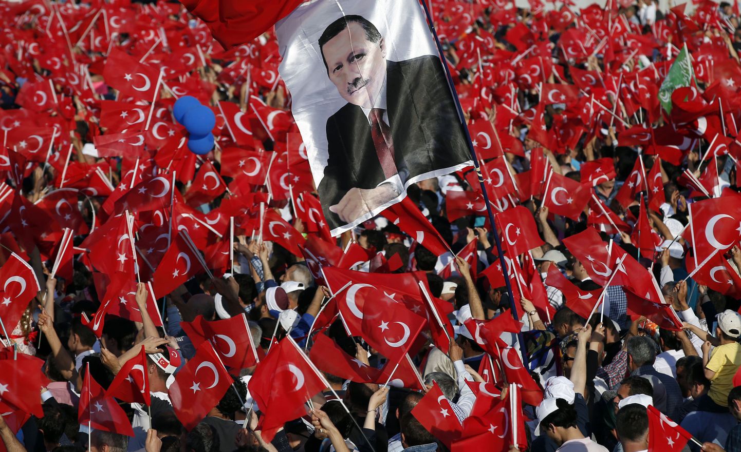 Türgi president Recep Tayyip Erdogani pilt, taustal Türgi lipud