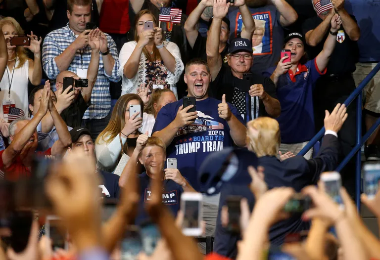 Trumpi poolehoidjad kampaaniaüritusel.