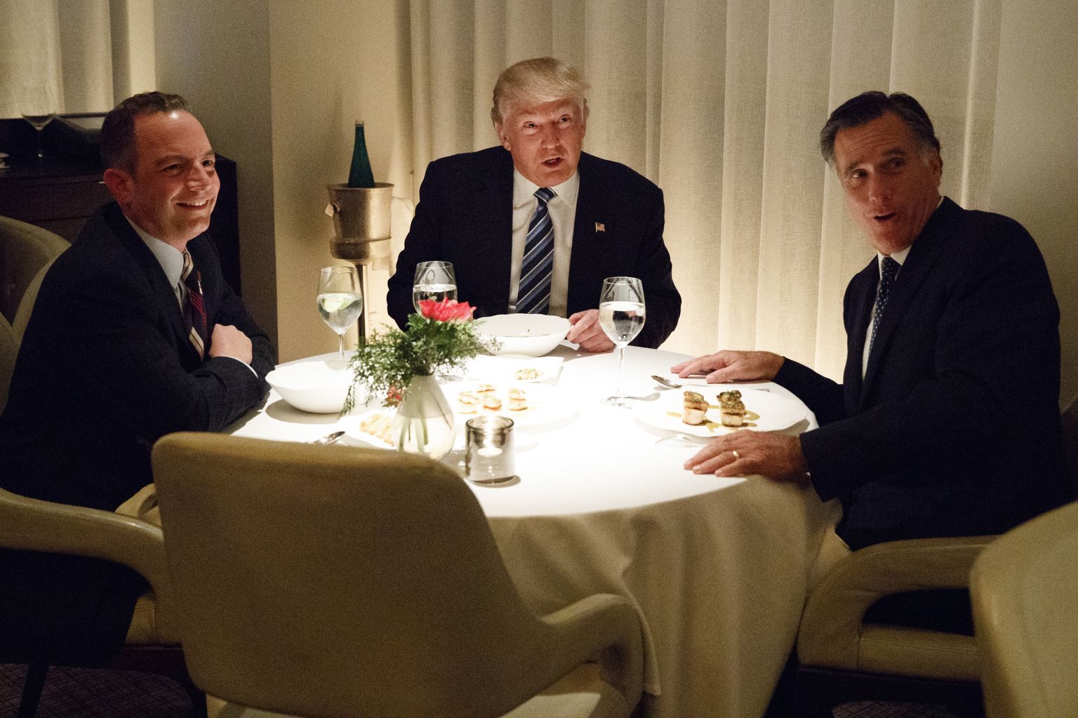 Donald Trump, Mitt Romney ja Reince Priebus õhtusöögil