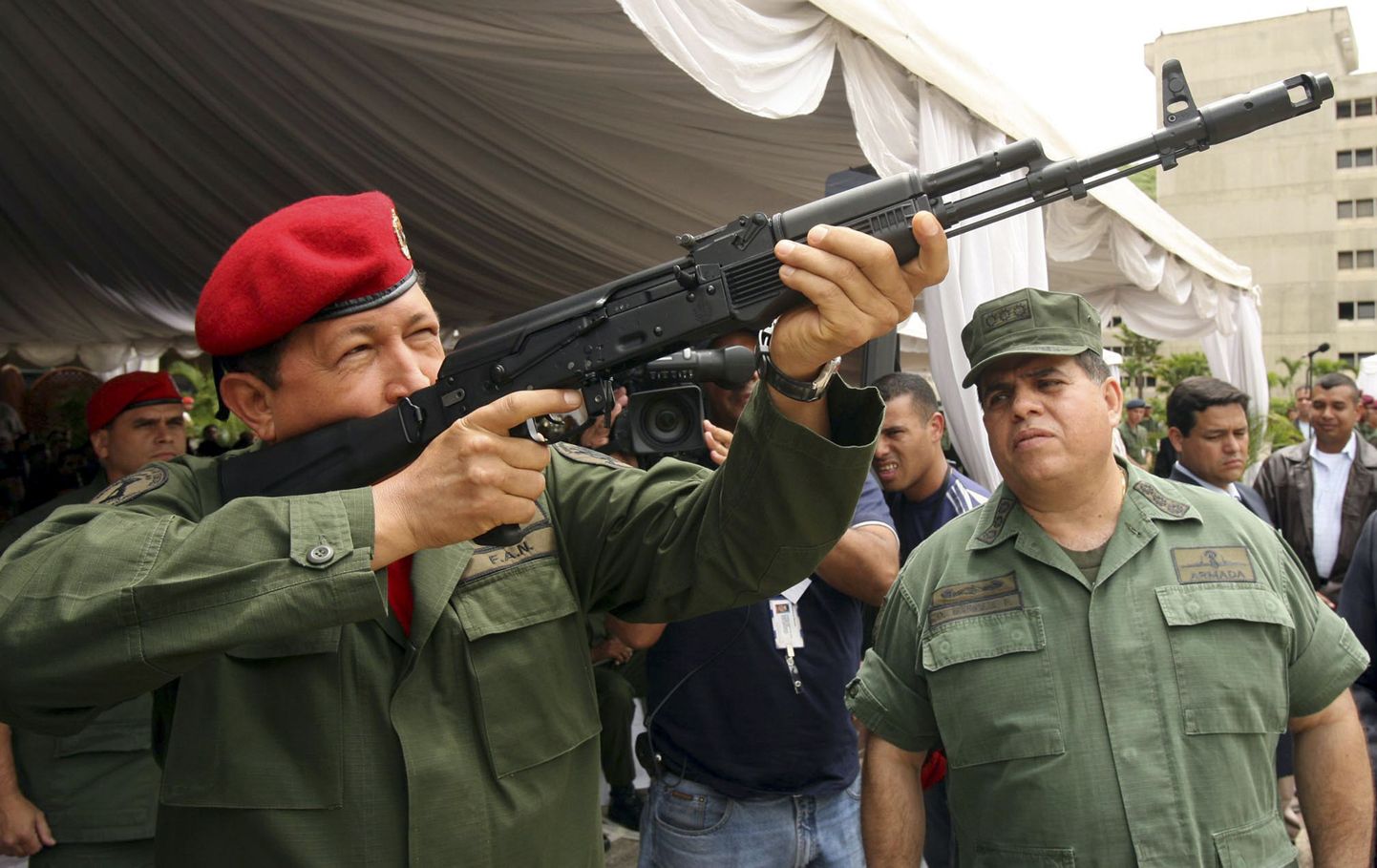 Venezuela president Hugo Chavez koos uue AK-103 Kalašnikovi automaadiga relvanäitusel 2006. aastal.
