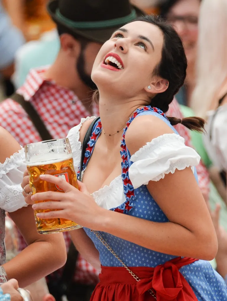 Oktoberfesti naine dirndlis