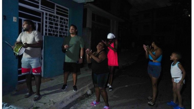 Кубинцы вышли на "кастрюльный" протест требуя от правительства восстановить подачу электроэнергии