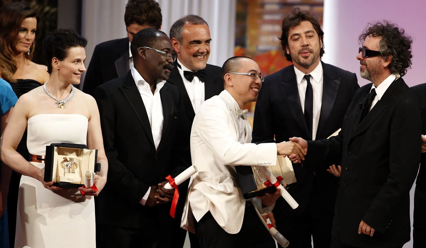 Lavastaja Apichatpong Weerasethakul (keskel), žürii esimees Tim Burton (paremal), Javier Bardem (paremalt teine) ja Juliette Binoche (vasakul)