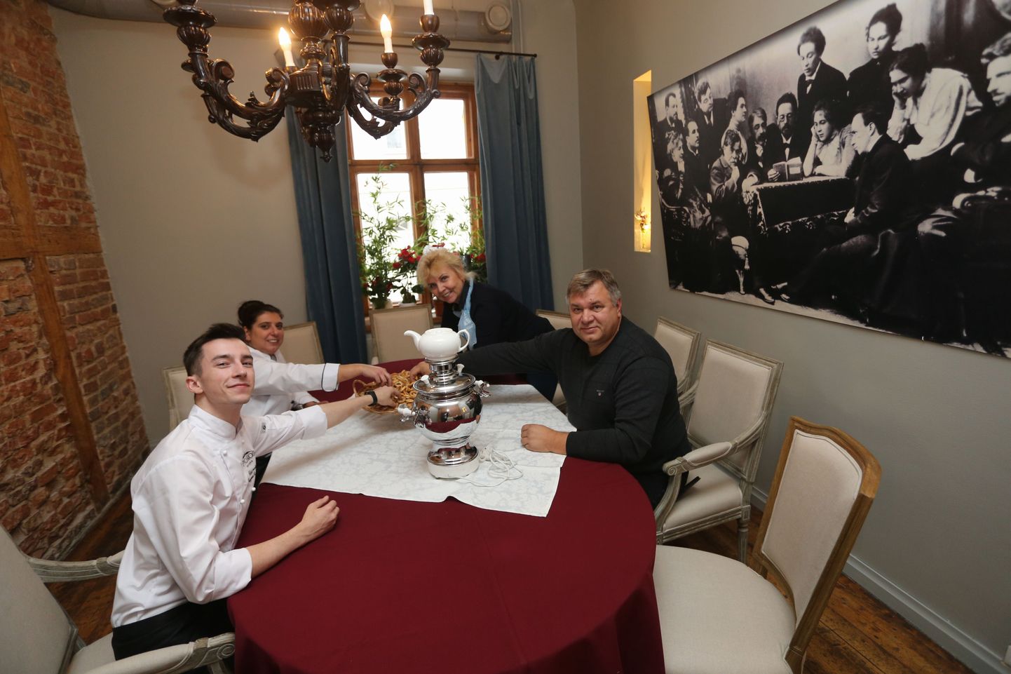 Tšehhovi omanik Olga Aasav võttis eile vastu Pihkvast saabunud toitlustusettevõtja Andrei Filatovi ja tema kokad Anna Võžimova ja Aleksandr Solodenko.