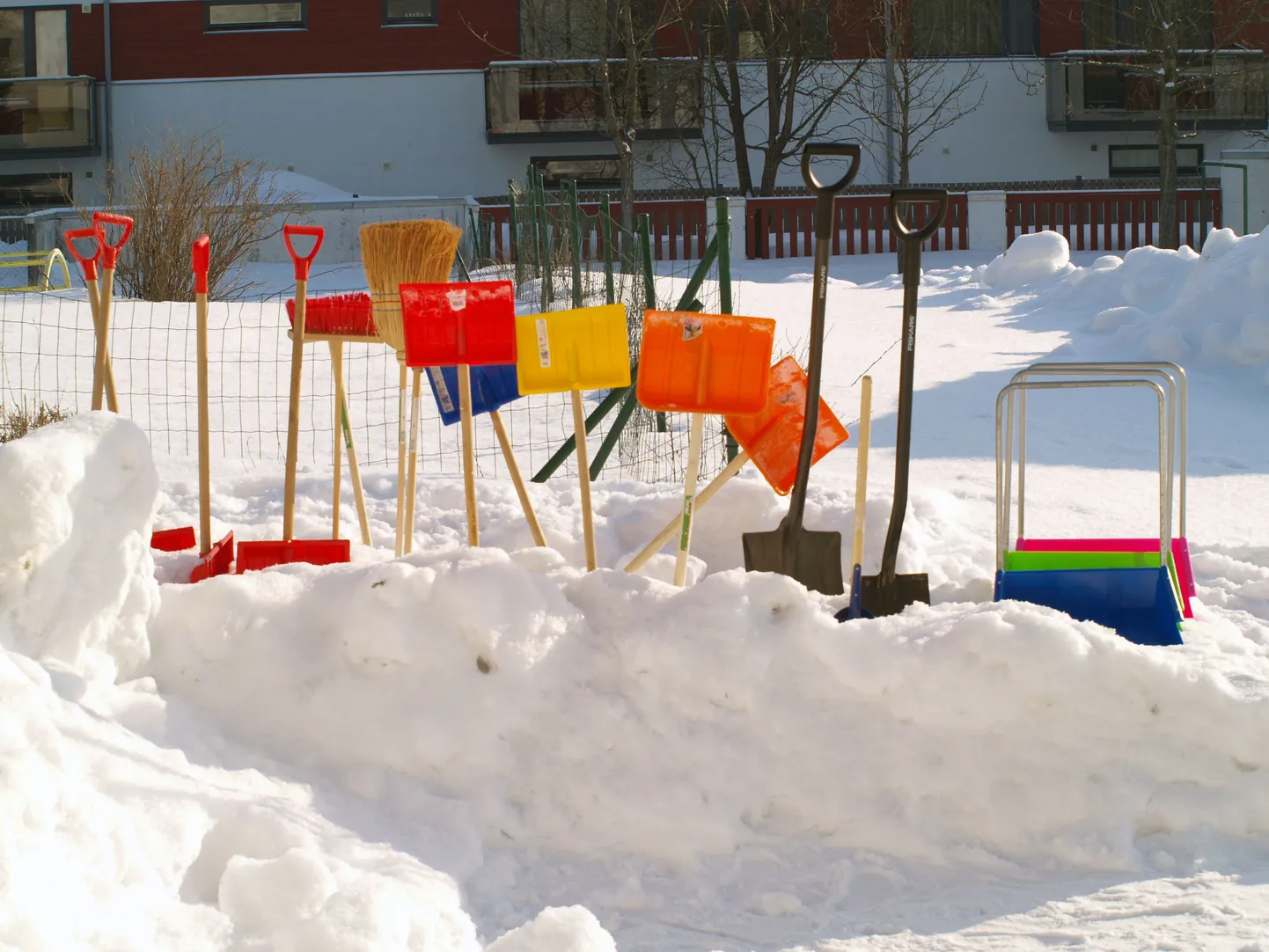 Lumeskulptuuride rajamine Pärnu pereabikeskuse hoovi.