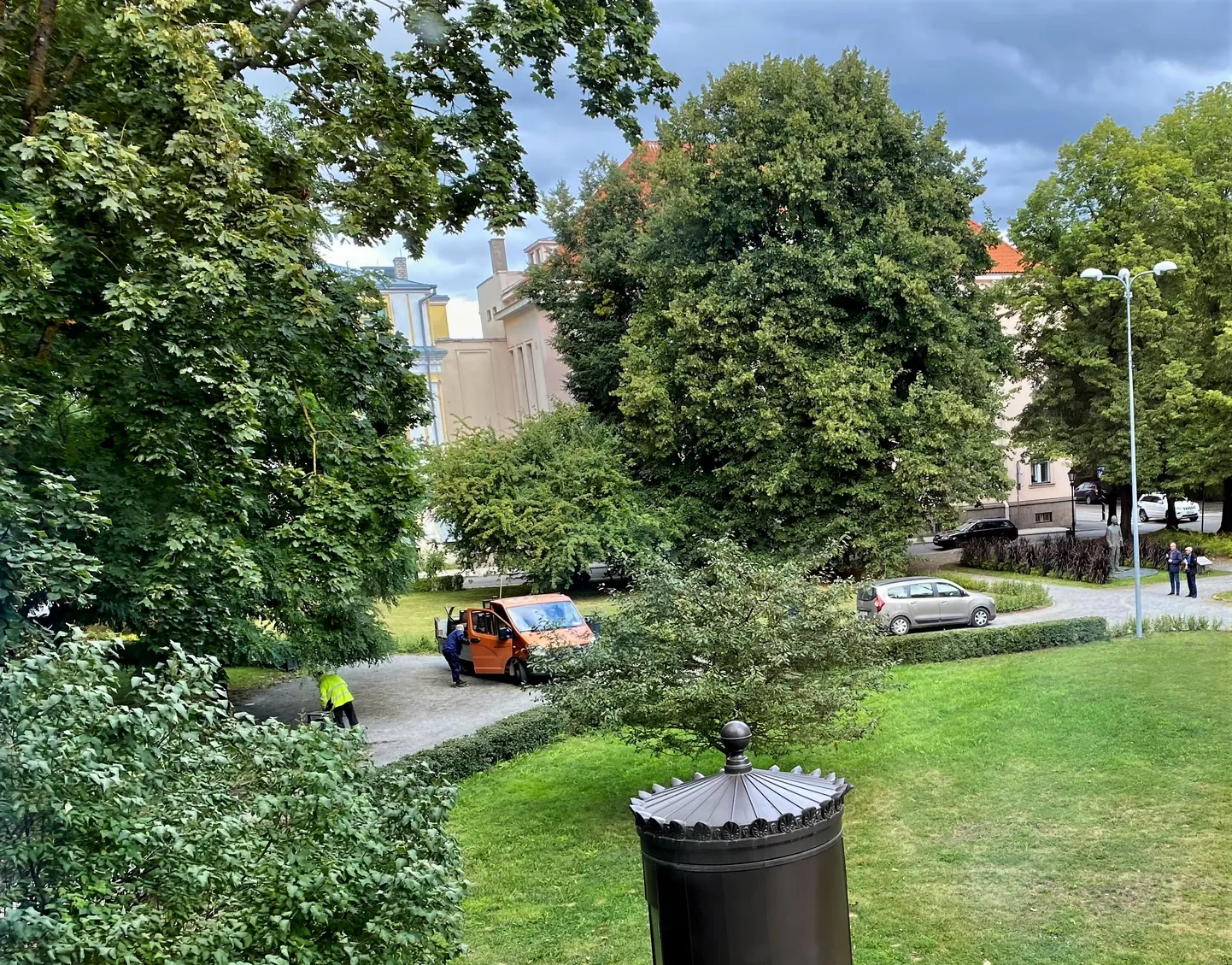 Esmaspäeval viisid töömehed Peeter Põllu platsilt nimelised pingid puhastusse.
