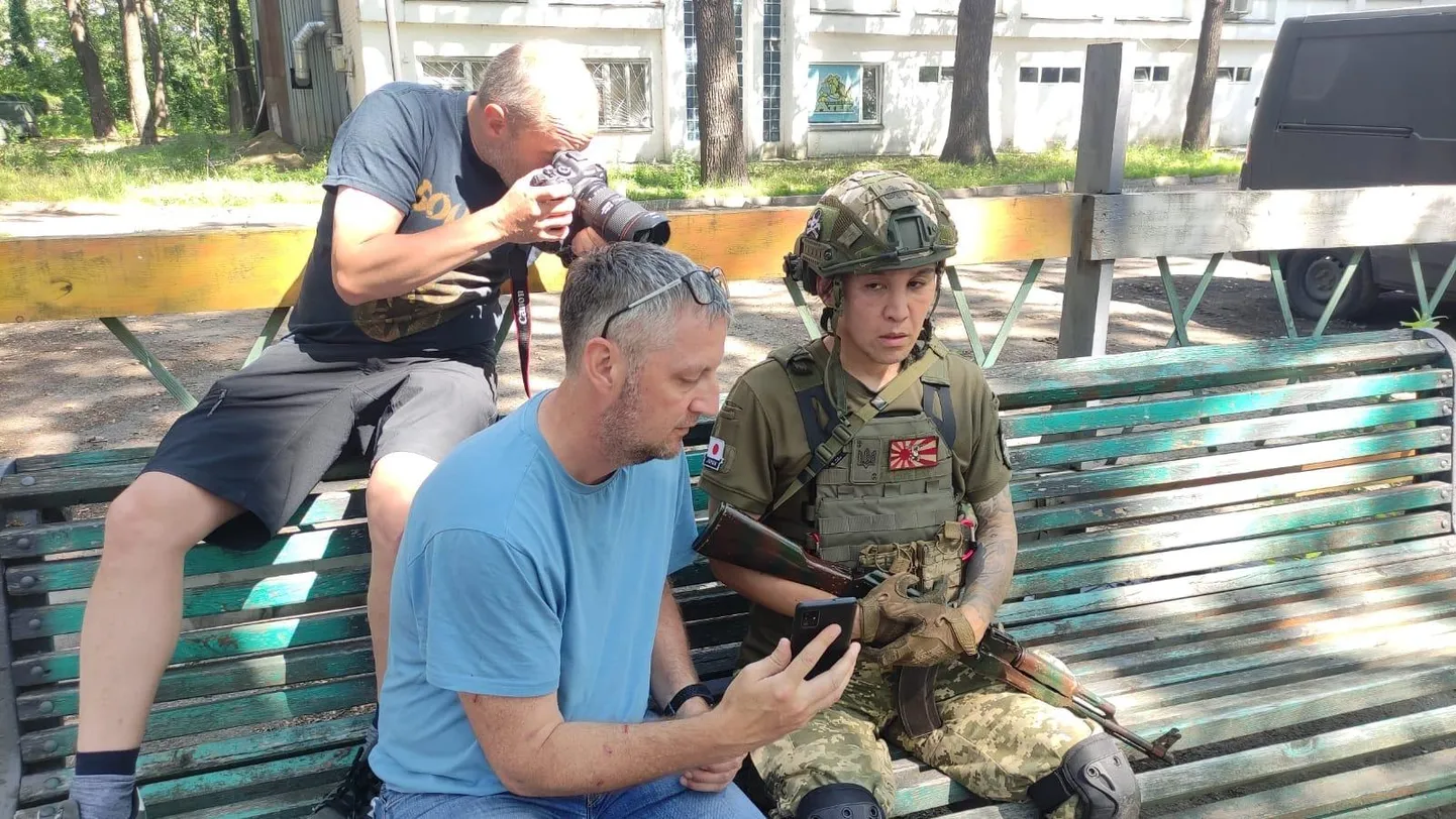 Маргус Мартин берет интервью у японского волонтера во время очередной командировки в Украине, а Айн Лиива делает фотографии.