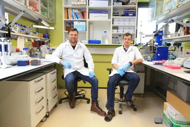 TÜ doktorant Ermo Leuska ja molekulaarbioloogia teadur Margus Leppik laboris, kus uurivad mRNA vaktsiinides olulist rolli mänginud pseudouridiini ja selle bioloogilist rolli. Nende leiud võivad osutuda tulevaste vaktsiinide puhul elutähtsaks.