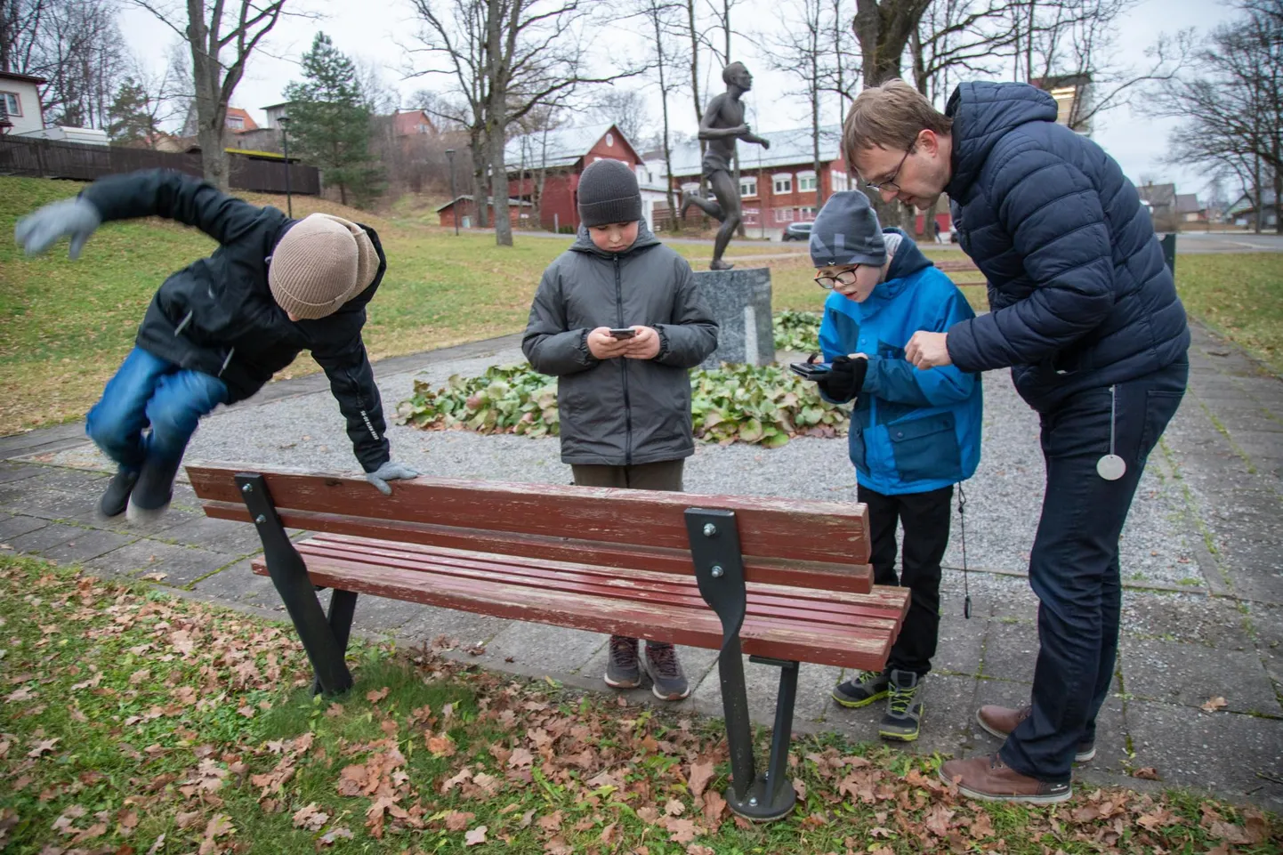 Mis on kirjutatud pingile? Selle teadasaamiseks tuli Trepimäest alla jalutada ja pinki uurida.