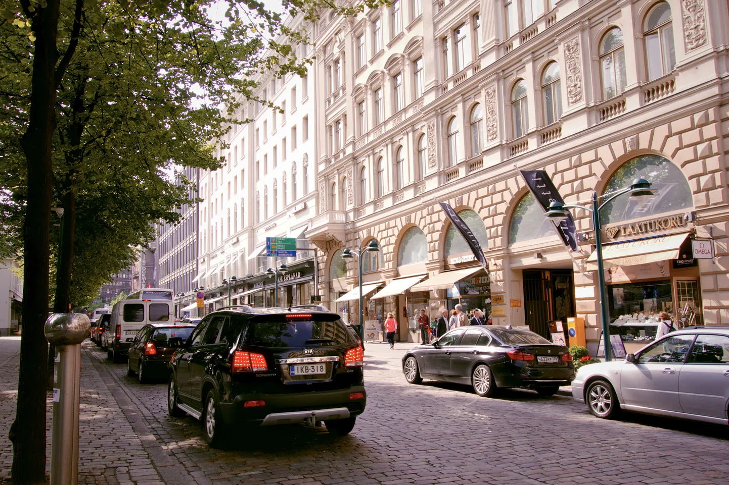 Autod Helsingi kesklinnas.