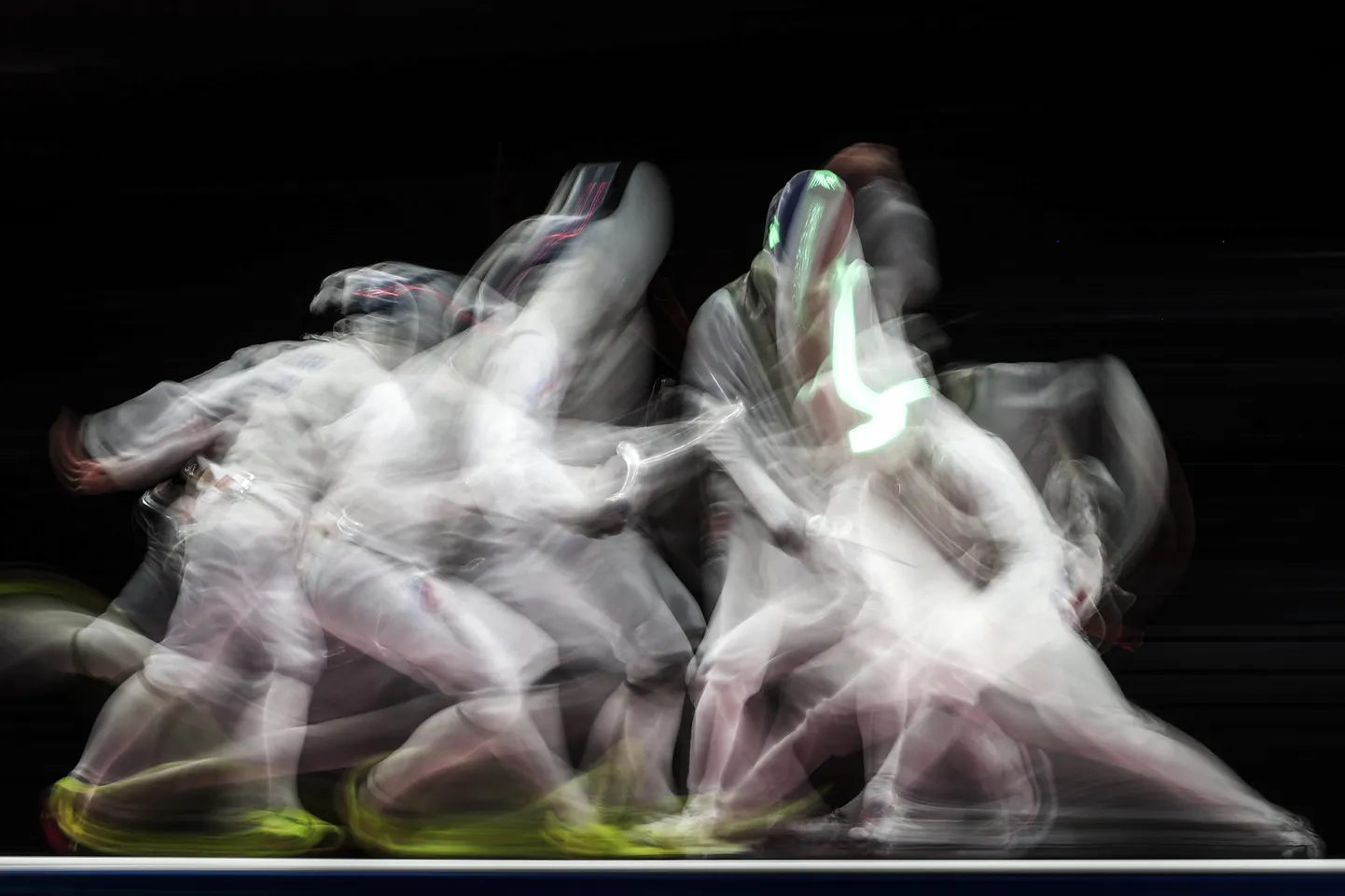 Sel Tokyo 2020. aasta suveolümpia 2021. aasta 1. augustil tehtud fotokollaažil vehkleb Timur Safin Venemaa Olümpiakomitee võistkonnast kullamatšis võitjaks tulnud Prantsusmaa meeskonna esindaja Julien Mertine'i vastu.