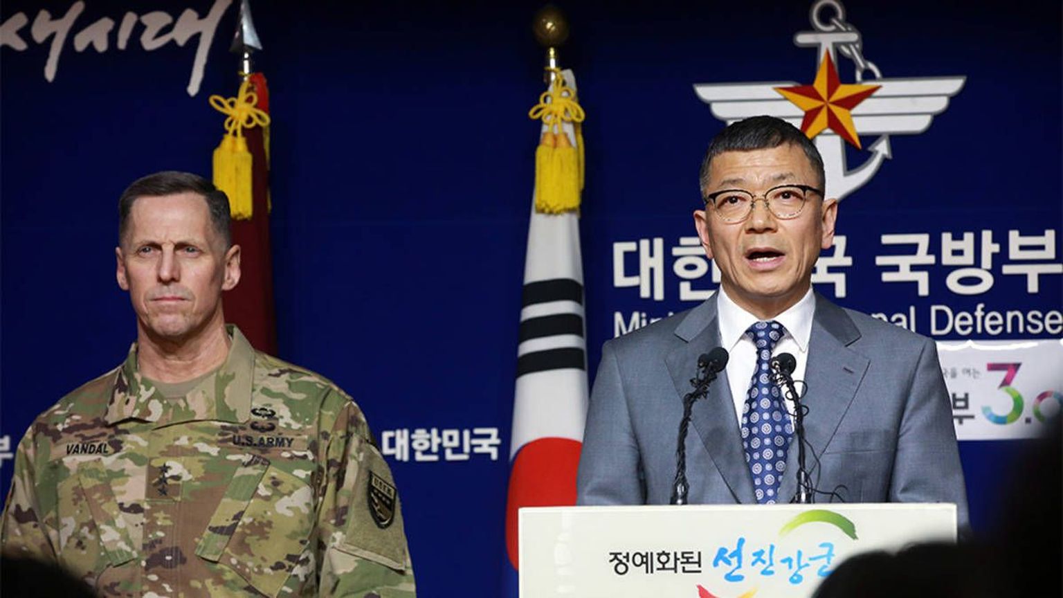 USA armee esindaja Thomas Vandal ja Lõuna-Korea kaitseministeeriumi ametnik Yoo Jeh-seung möödunud aastal THAAD-i puudutaval pressikonverentsil Soulis.