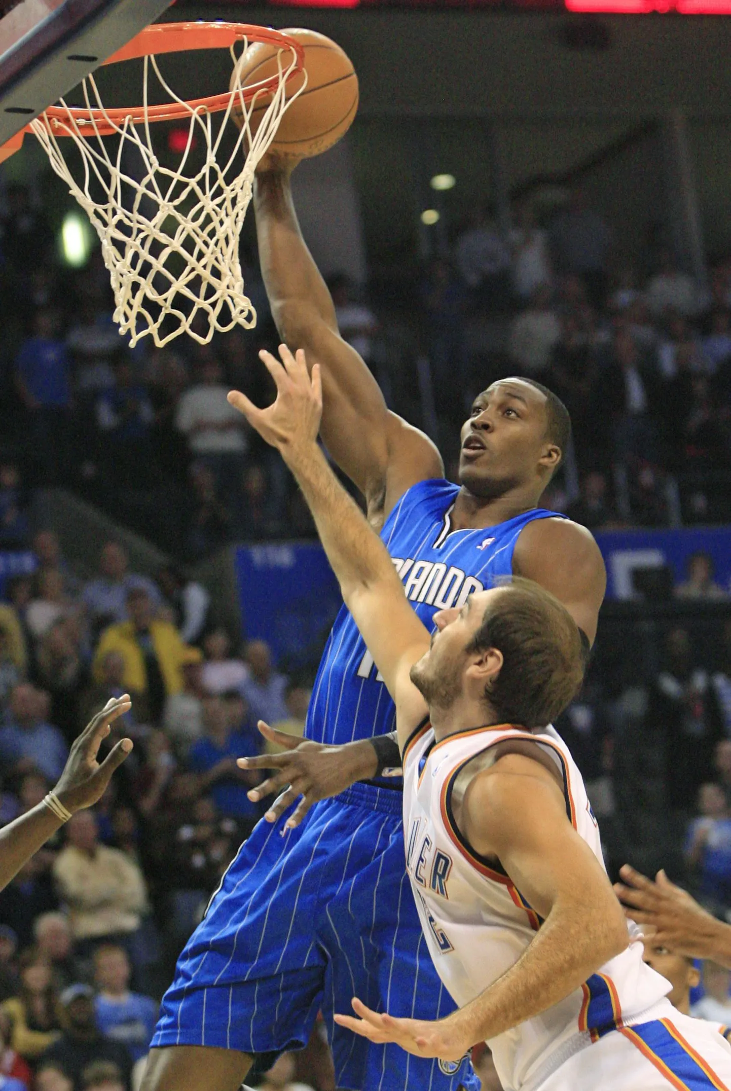 Orlando Magicu pallur Dwight Howard (sinises).