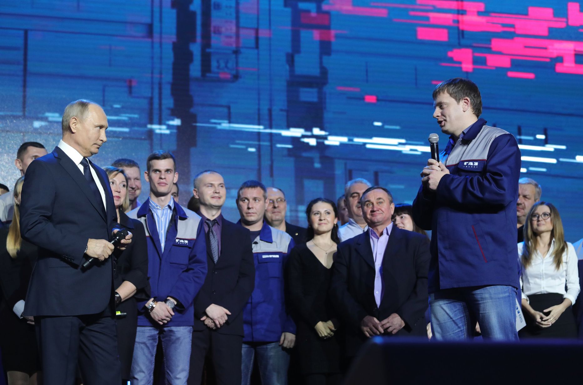GAZi töötajad koos Vladimir Putiniga. Just Nižni Novgorodis GAZi töötajatega kohtudes teatas Venemaa president kandideerimisest järgmise aasta valimistel.