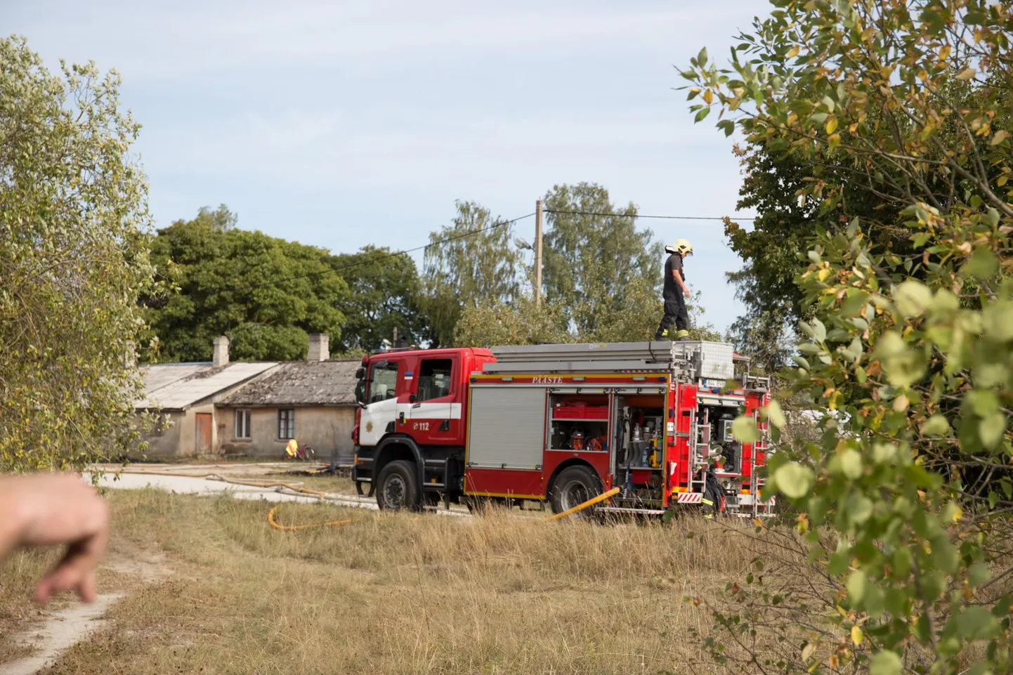 Päästjate saabumisel levis põleng edasi maja ruumidesse. Päästjad kustutasid tulekahju kell 21.37.
