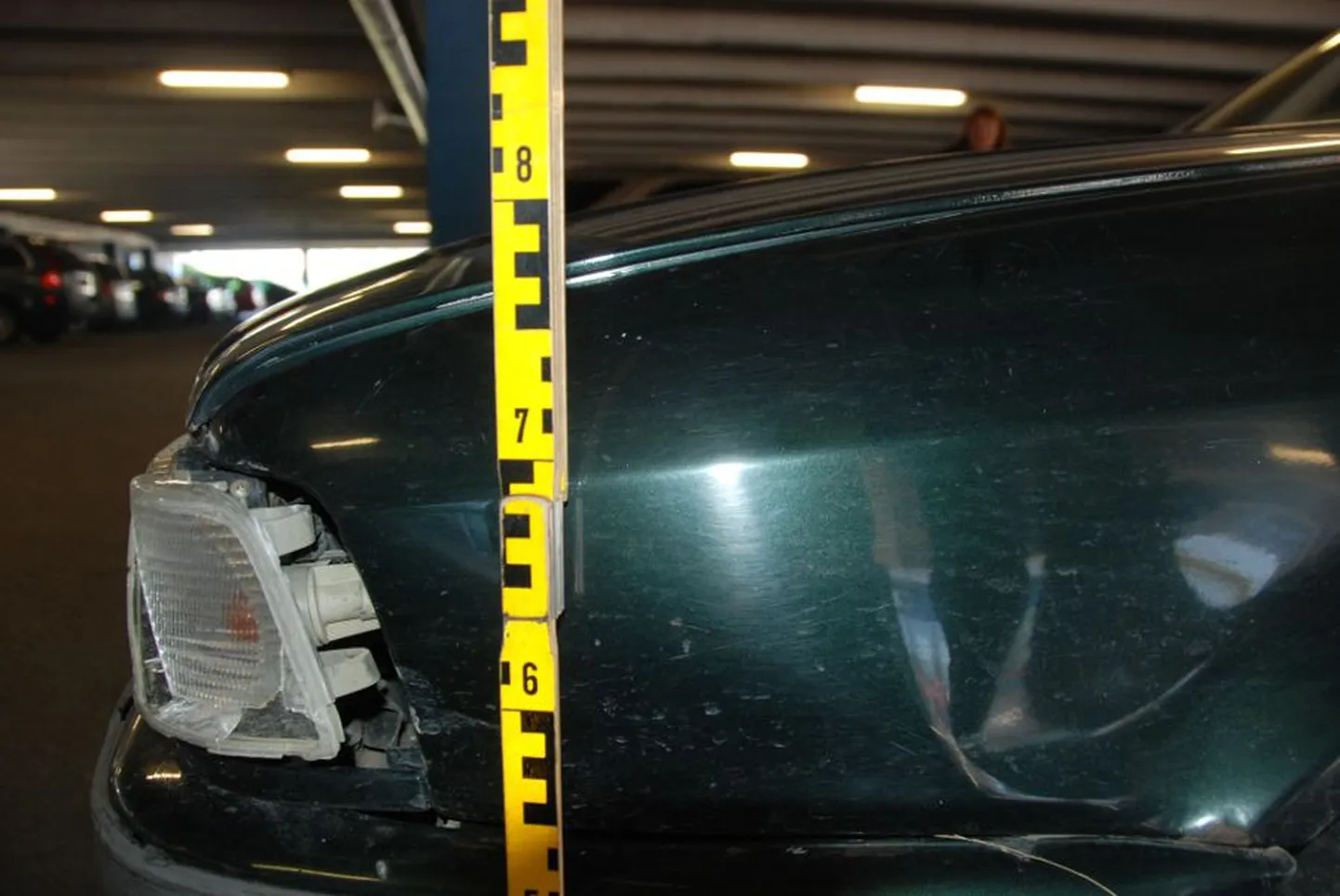 Tartus Eedeni kaubanduskeskuse parklas rammis väidetavalt Peugeot' juhtinud naine Audi sõiduautot ja lahkus.